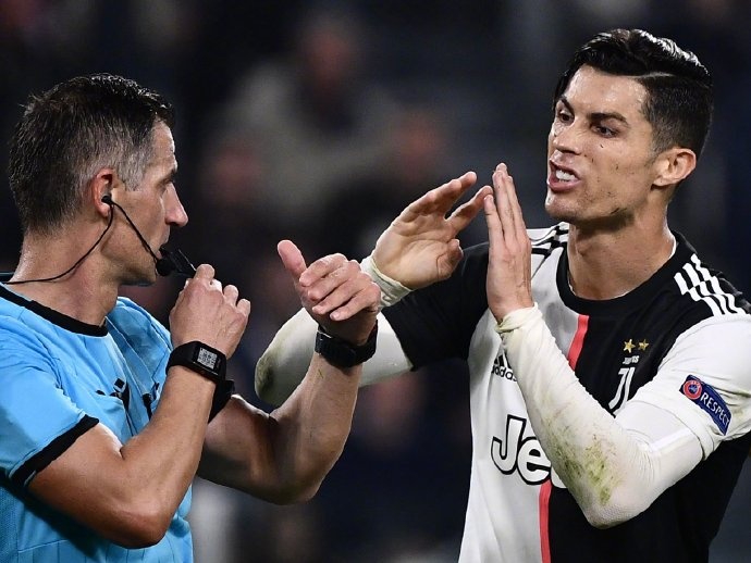 俗话说,君子动口不动手…对裁判咆哮已是挑战底线行为,然而...