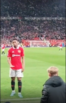 两个机灵鬼?曼联领先马夏尔示意球童慢点给球,后者心领神会