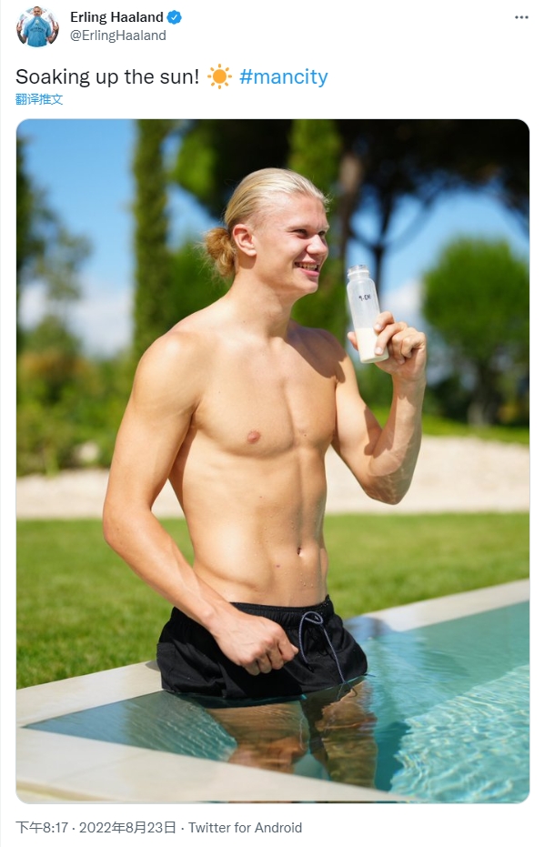 AD钙奶给你补充营养?哈兰德晒泳池沐浴☀️照,肌肉线条明显