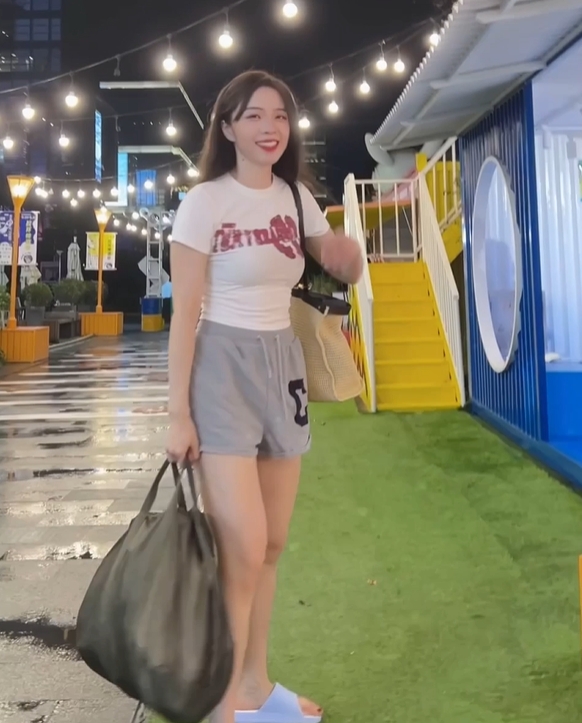 主持余霜晒照:《下楼扔垃圾随便休闲舒服套装》