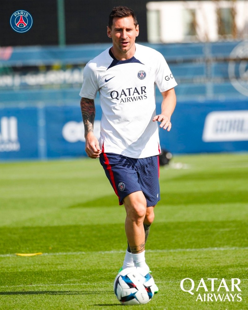 年轻几岁?巴黎官推晒梅西最新训练照:剃去胡须,回归清爽造型