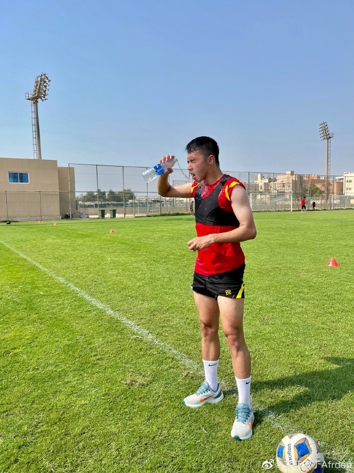 跟随国青在巴林备战,艾菲尔丁晒照:感受下阿拉伯半岛的炎热