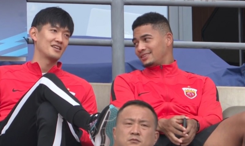 在聊啥呢?颜骏凌和蒋光太场边有说有笑,二人均未进入大名单