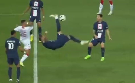 ?不然我教你?拉莫斯杀到禁区倒钩意外踢呲,梅西近距离见证