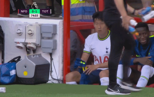 阿西吧?英超金靴孙兴慜被换下后非常不满,摊手+嘴里念念有词