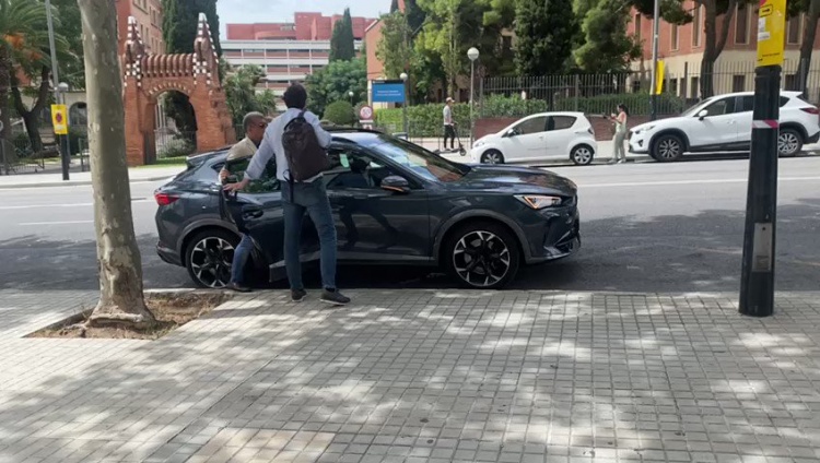 每体:拉波尔塔前往酒店看望遭遇劫案的奥巴梅扬