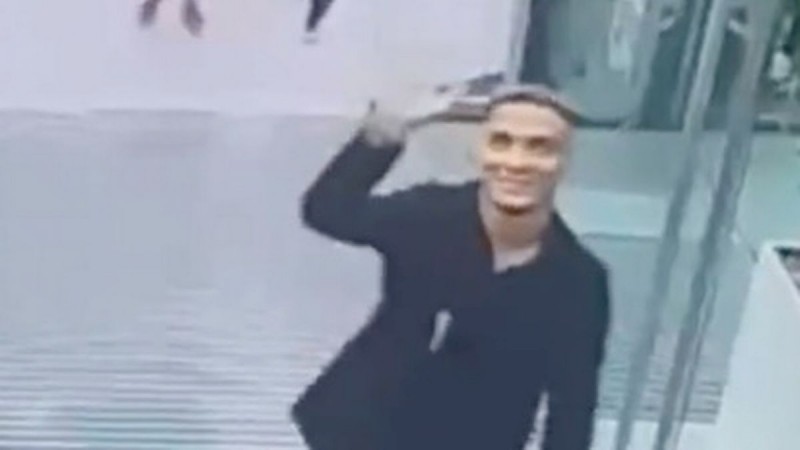 他来了!安东尼现身曼联卡灵顿基地,即将接受体检