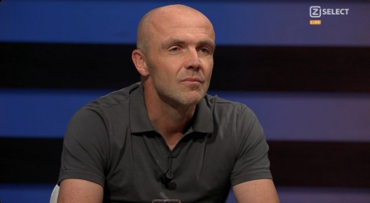 阿贾克斯主帅:对安东尼的缺训感到生气,你TM是一名足球运动员