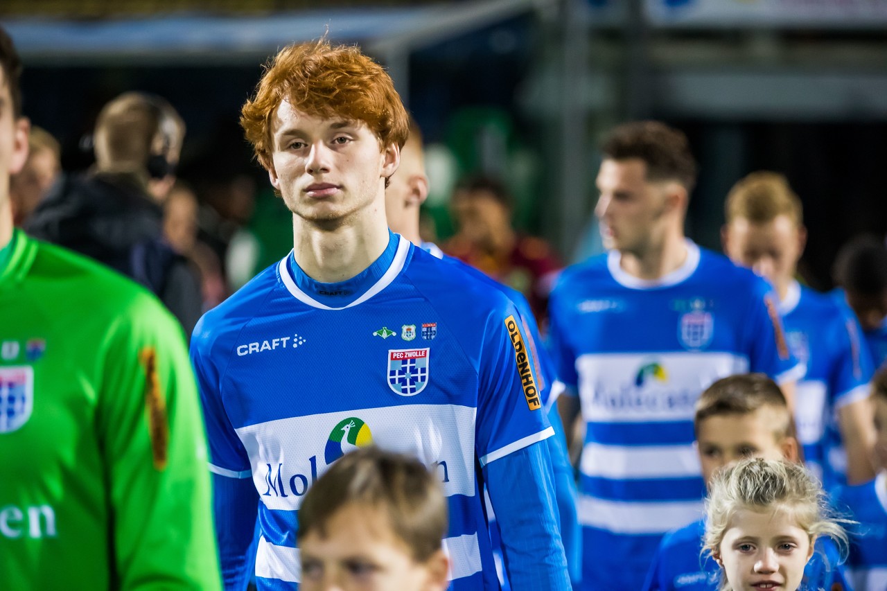 邮报:尽管多家球队希望租借范登贝尔赫,利物浦还是想将其留下