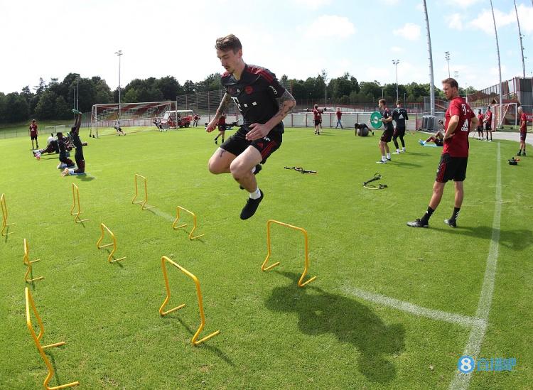记者:拜仁正努力出售费恩,此后将引进日本天才中场福井太智