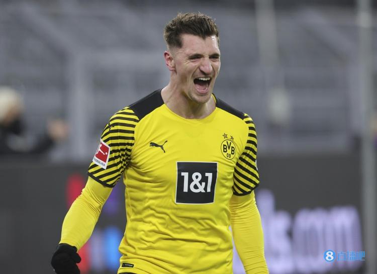 电讯报:万-比萨卡很可能离队,曼联考虑引进多特右后卫穆尼耶