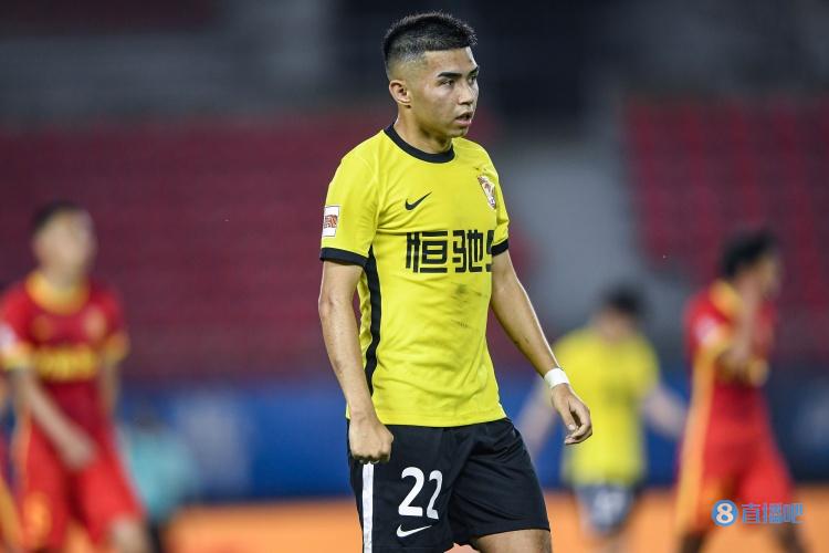 本赛季中超至今共有26位球员吃到红牌,其中艾菲尔丁拿到2红