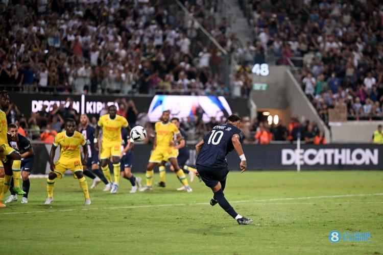 内马尔:是梅西让我来主罚任意球,我当时膝盖特别疼