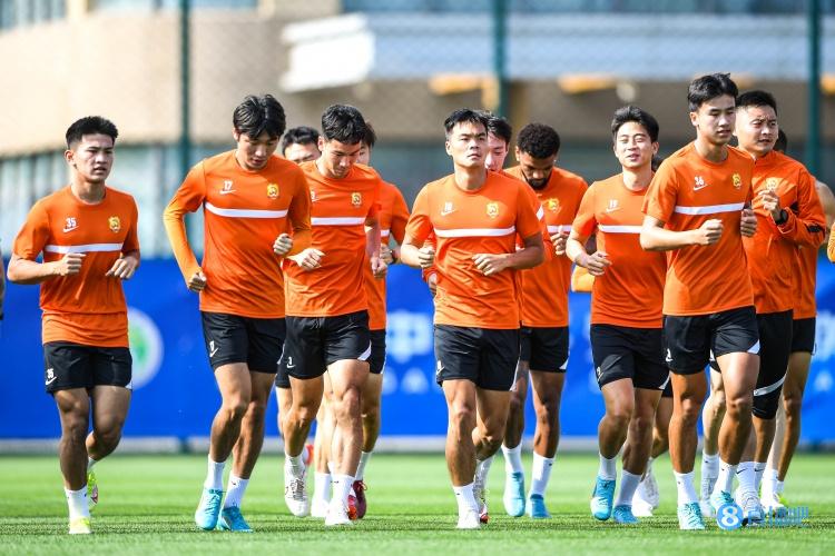 足球报：“长江事件”导致连锁反应，其他俱乐部球员讨薪也受影响