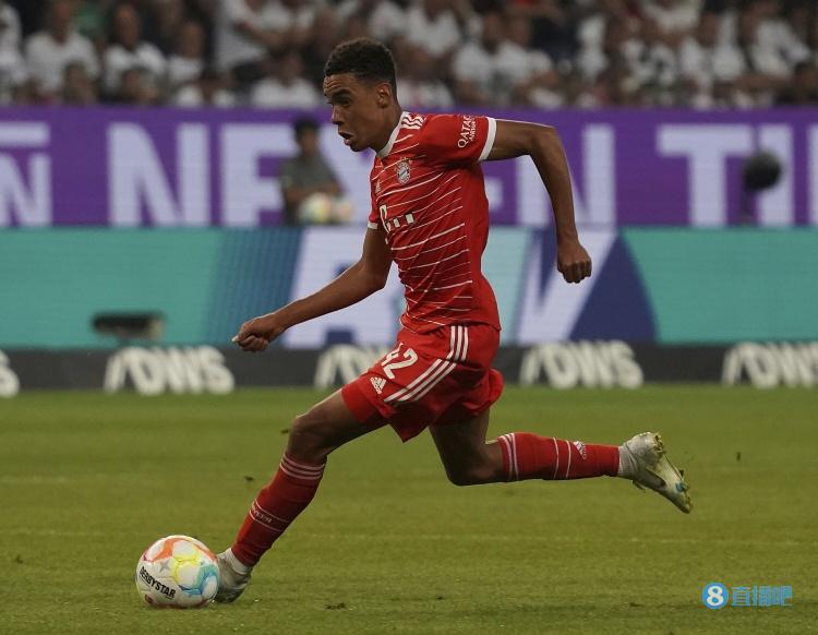 记者：穆西亚拉和戴维斯训练已无大碍，格雷茨卡恢复冲刺训练