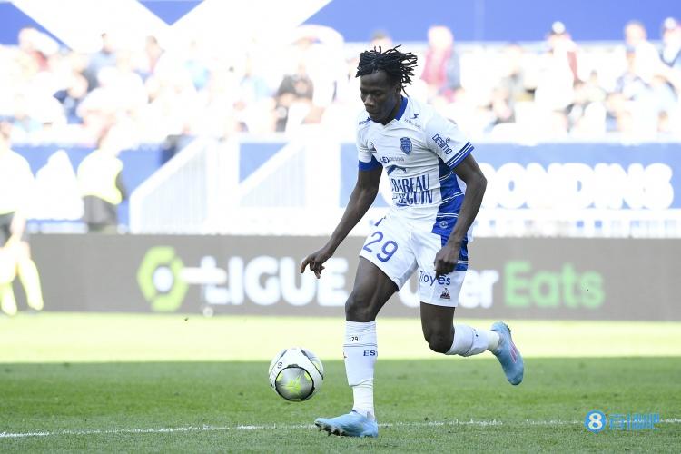 官方:马赛租借签下曼城后卫卡博雷,据悉买断费2000万欧