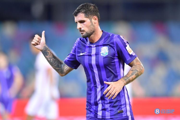 记者赞梅里达:赛后不断安慰大家,体能耗尽还主动帮队务收拾现场