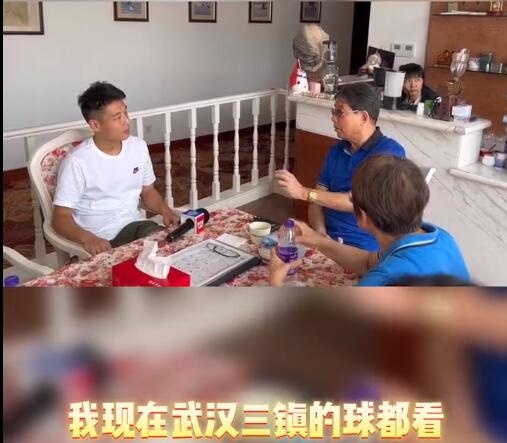 徐根宝与武磊聊天:武汉三镇的球我都看 海港的后防线也不差