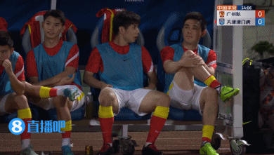 聊啥呢?由于谢维军受伤比赛暂停,蒿俊闵与李学鹏场边聊了起来