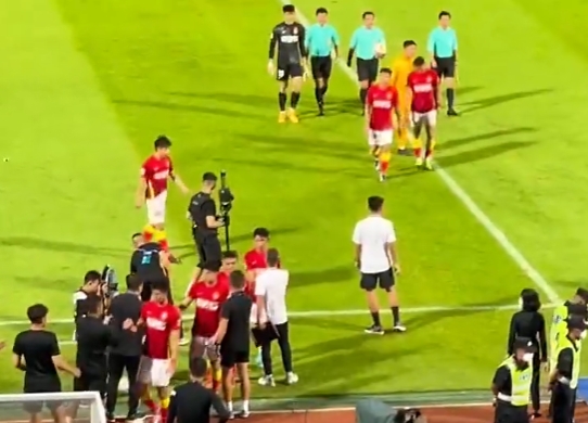 相互鼓励!赛后郑智携教练组与广州队所有球员击掌致意!