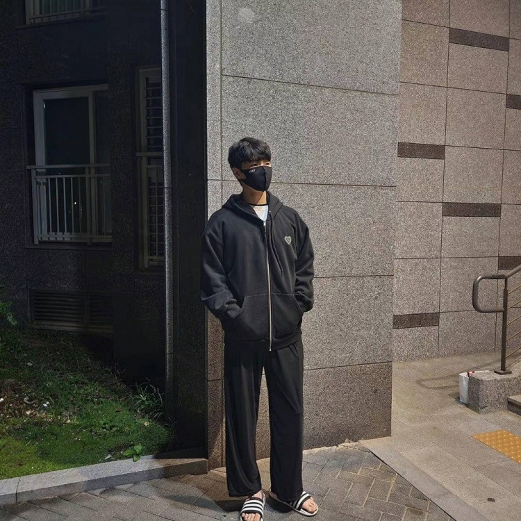 Chovy晒照：S赛正式启航 穿着即将推出的战队服装