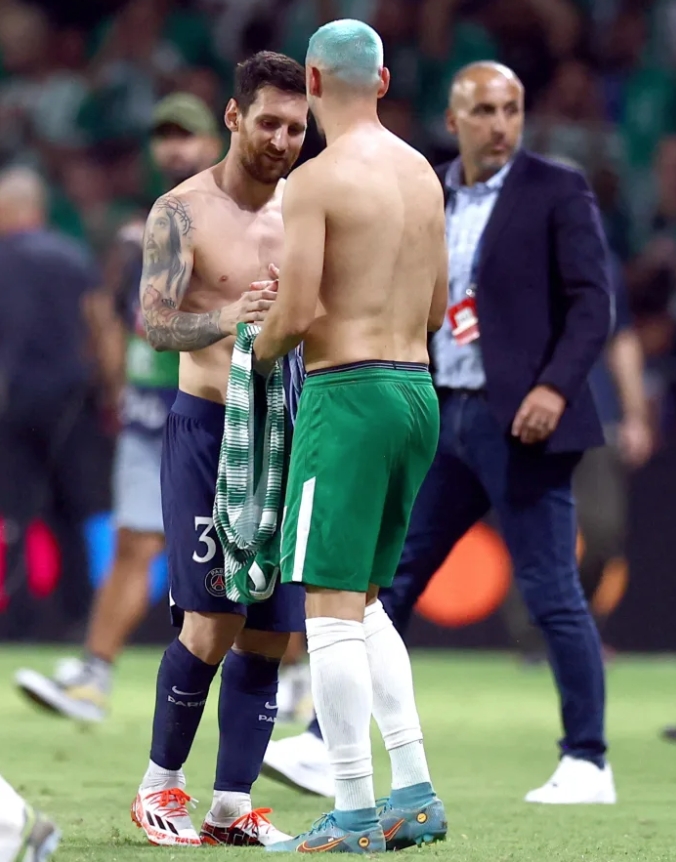 目标达成1/2!海法马卡比球员赛后与梅西交换球衣,随后直接穿上