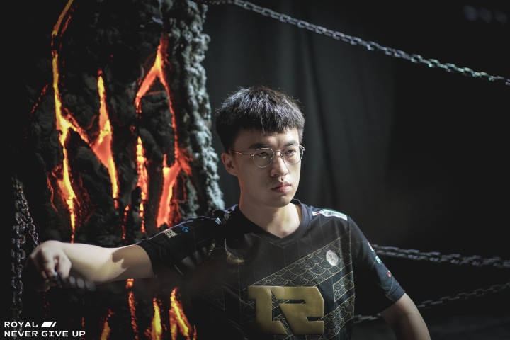 Xiaohu韩服遇Zeka被操作逗乐:以为自己被烫死 结果回来送了!