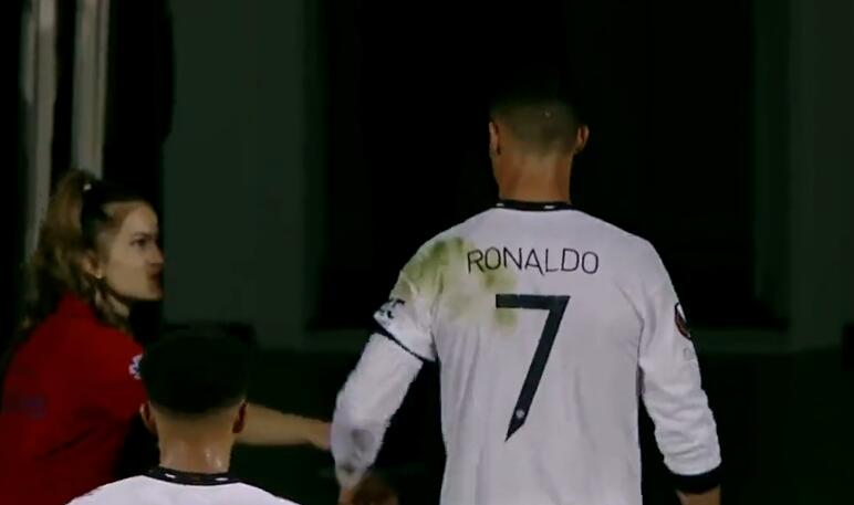 不予理会，C罗半场时挥手拒绝女球迷合影请求