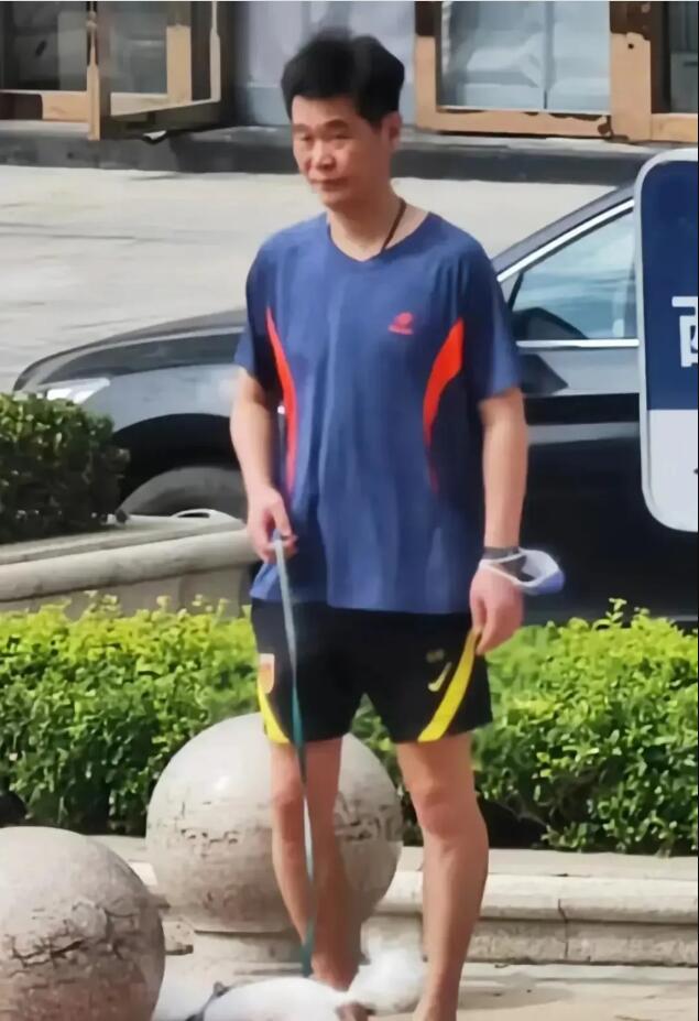 网传济南球迷近日偶遇李霄鹏遛狗:身着国足训练短裤
