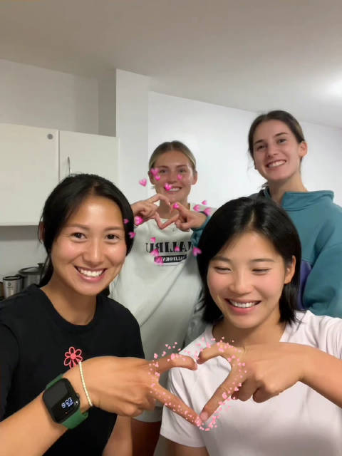 沈梦雨、沈梦露与队友分享月饼:算不算一波文化输出?