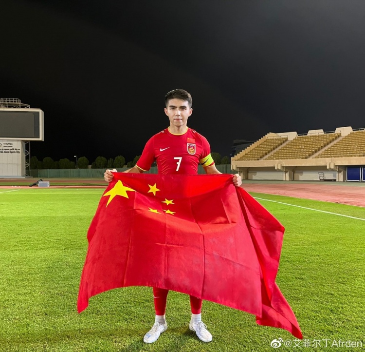 艾菲尔丁晒国青全队合影:顺利拿到决赛圈门票,明年乌兹别克见