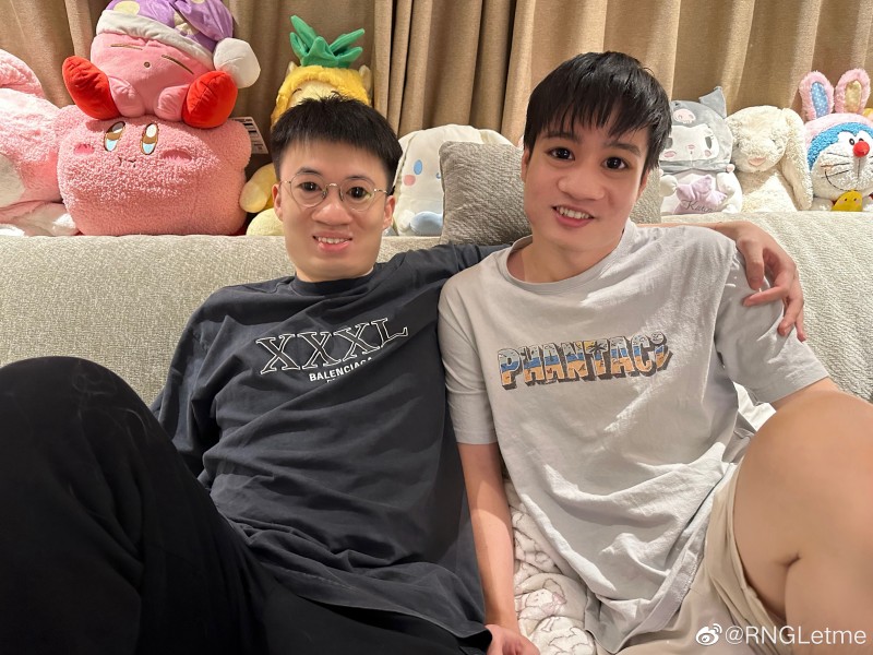 Letme微博晒与好兄弟Xiaohu合照：我精心PS的咱两帅照一张