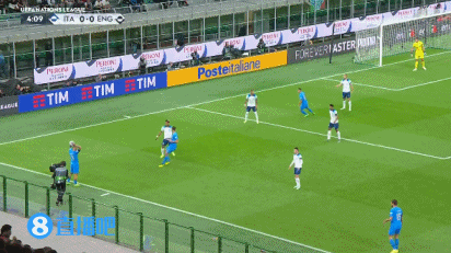 斯卡马卡力压马奎尔头球攻门被扑，马奎尔保险起见将球踢出底线