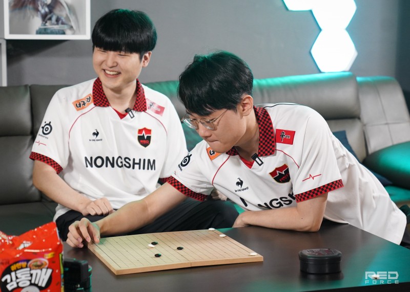 鬼皇没进世界赛也别那么馋泡面呀!NS发布队员花絮图