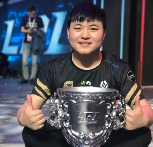 以后打青训用得到!UzI传授经验:排位一定多买真眼 教练越喜欢!