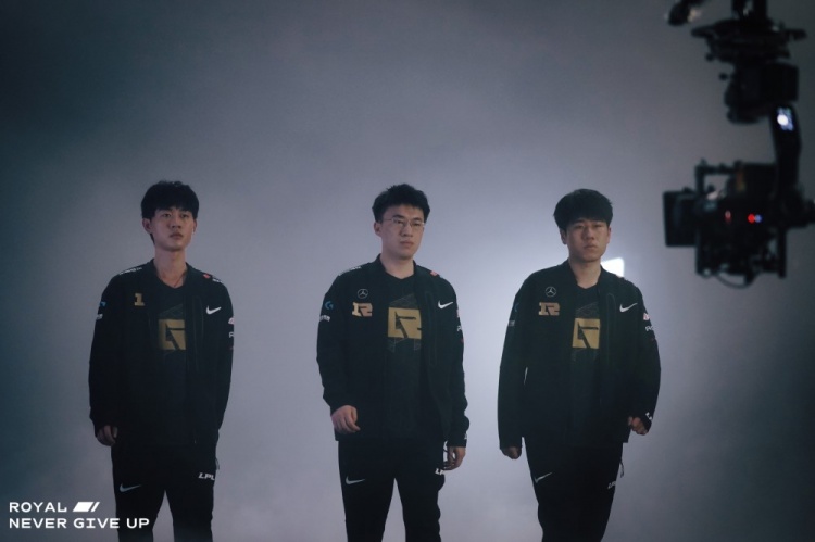 RNG官博发布拍摄花絮返图:“一起!”