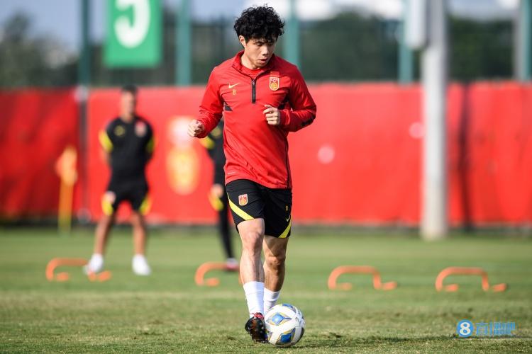 东体:广州队能给蒿俊闵的收入非常微薄,为保级暂时放弃年轻化