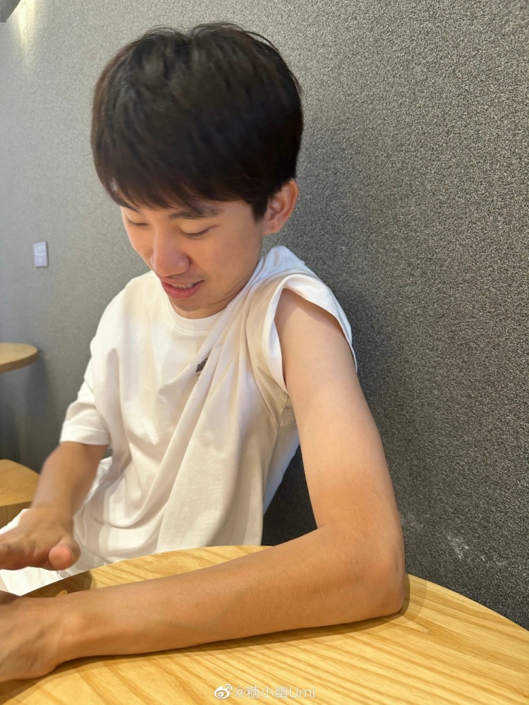 糖小幽晒照:有的人从来不防晒。开车开出色差!是谁我不说