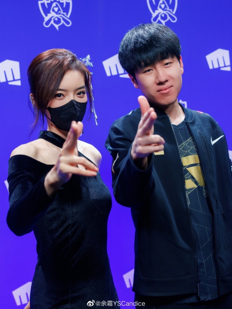 余霜分享LPL选手采访照:继续向前冲!变得更强大吧!加油加油!