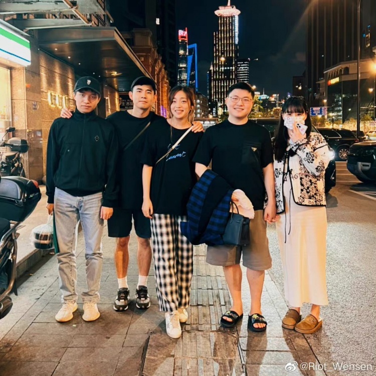 拳头Wensen晒与Uzi 厂长合照：青春永不散场