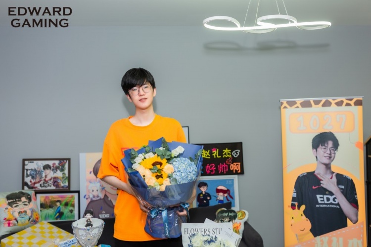 EDG官博分享Jiejie赵礼杰生日返图?:世界赛出发前上海基地拍
