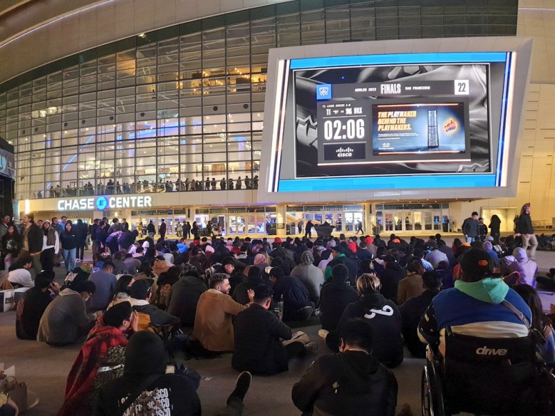 大通球馆赛场外，许多没买到票的观众在场外观看T1 vs DRX的比赛
