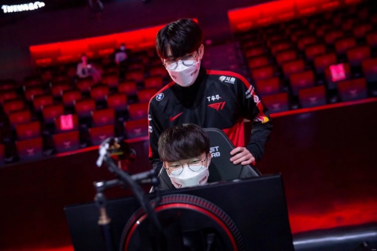 韩网小道消息:Faker、Bengi三冠组合续约!Roach、Apser加入C9