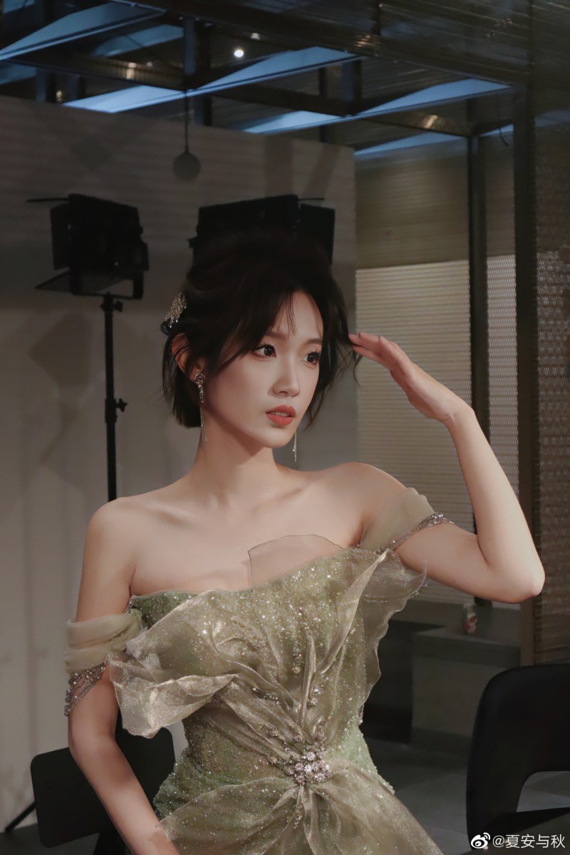 主持夏安晒照：短发与长裙