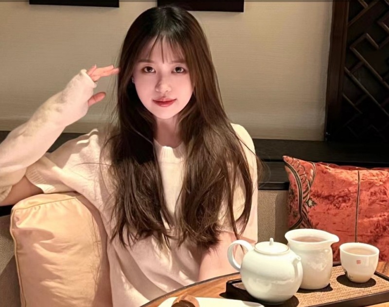 GALA女友近照:花中看人 人中看花