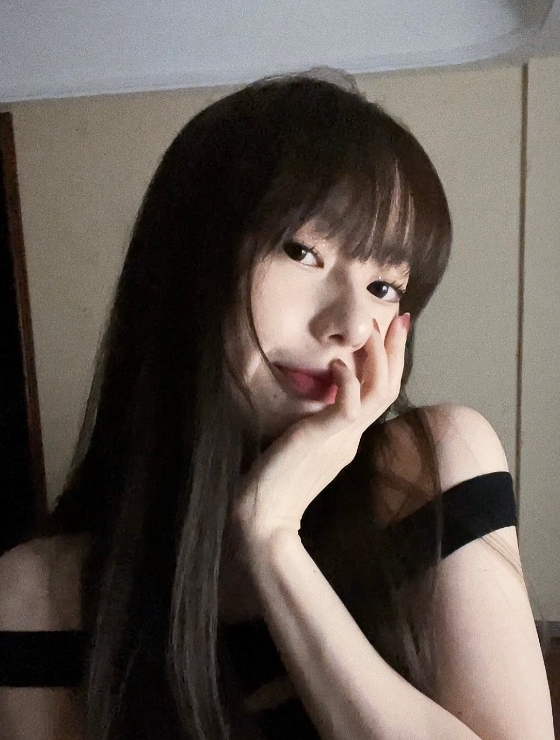 解说甄一一晒照：吃多了 肚子好难受