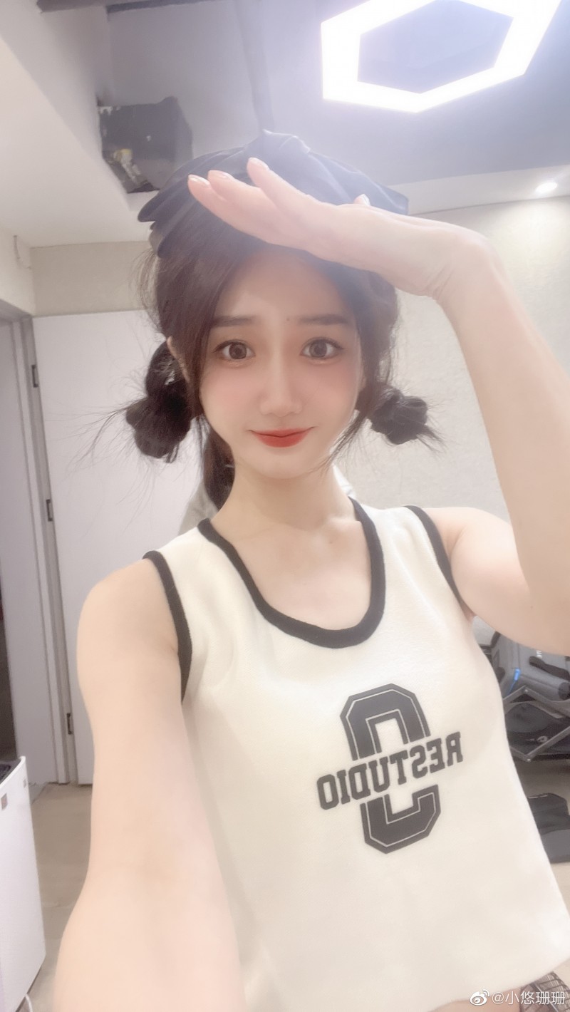 主持小悠晒照:快过年了,装个嫩不过分吧?️