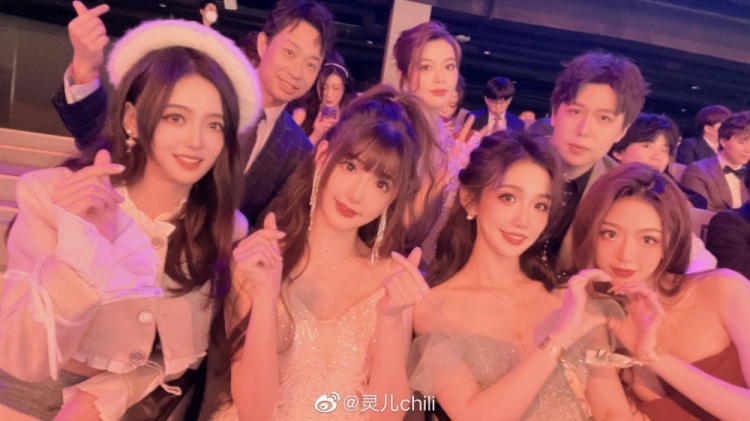 解说灵儿晒照:图一我被Gemini绑架了,然后我就去抓别人了