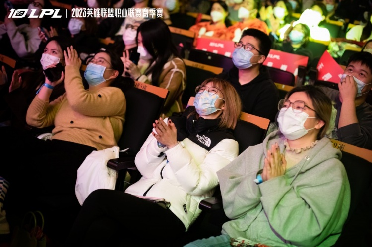 LPL官方返图:久违的线下观赛 热情的观众氛围 一切都回来了