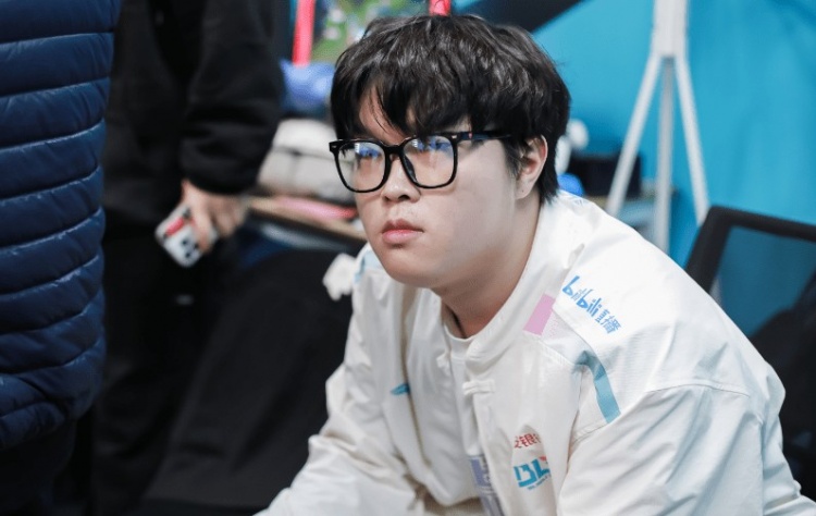 胜利的喜悦随新年一同到来!Bin更博送祝福:新年快乐!